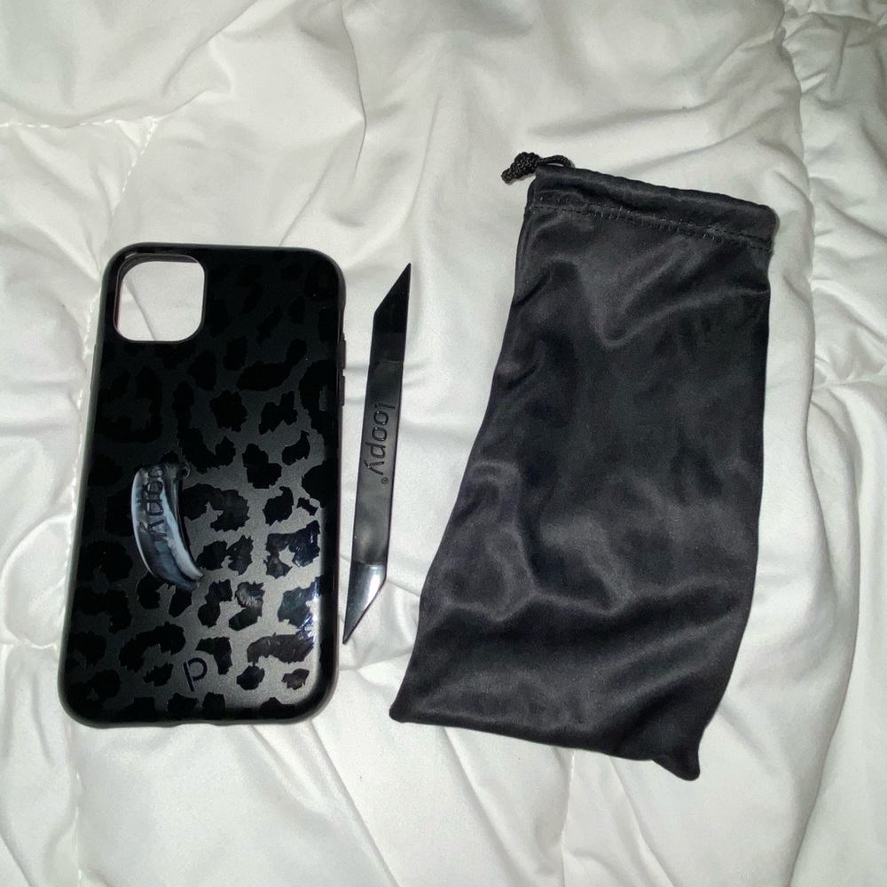 Black leopard loopy case iphone 11